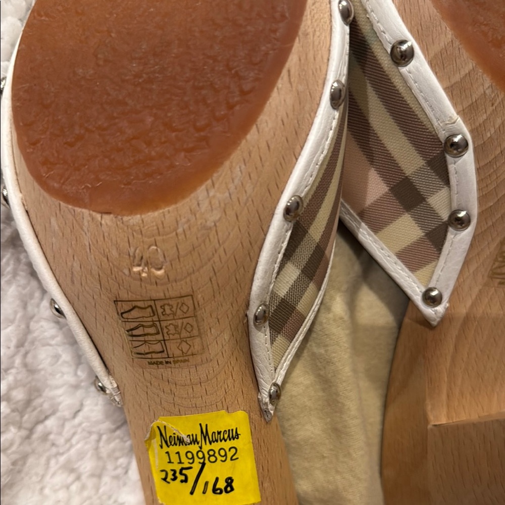 Burberry pink nova check sandals with Classic Elegance - Picture 2 of 8